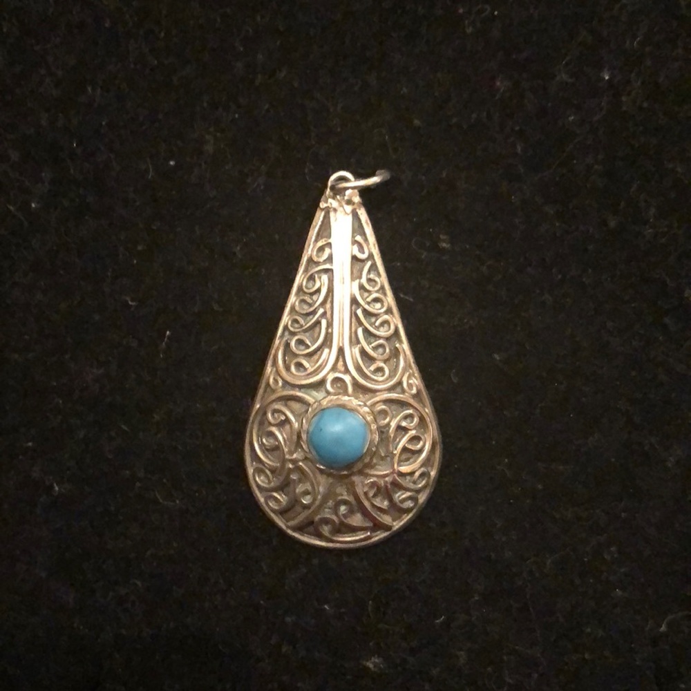 Sterling Silver Pendant w Turquoise Stone.